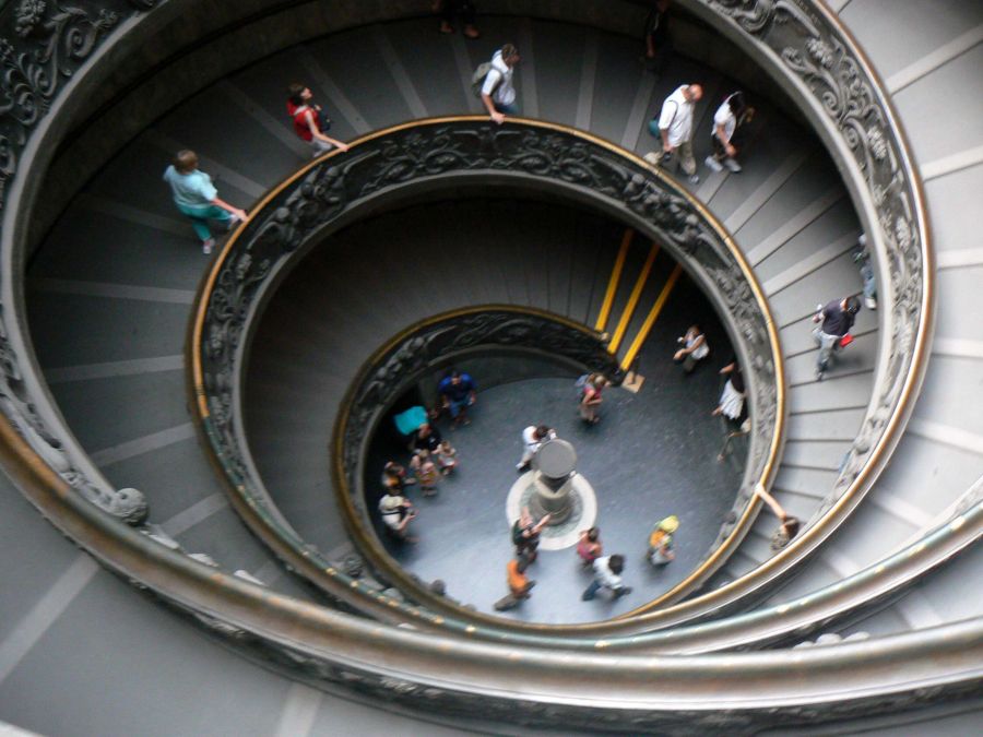 "Cuesta abajo - Museo Vaticano" de Guillermo H. Buchholz