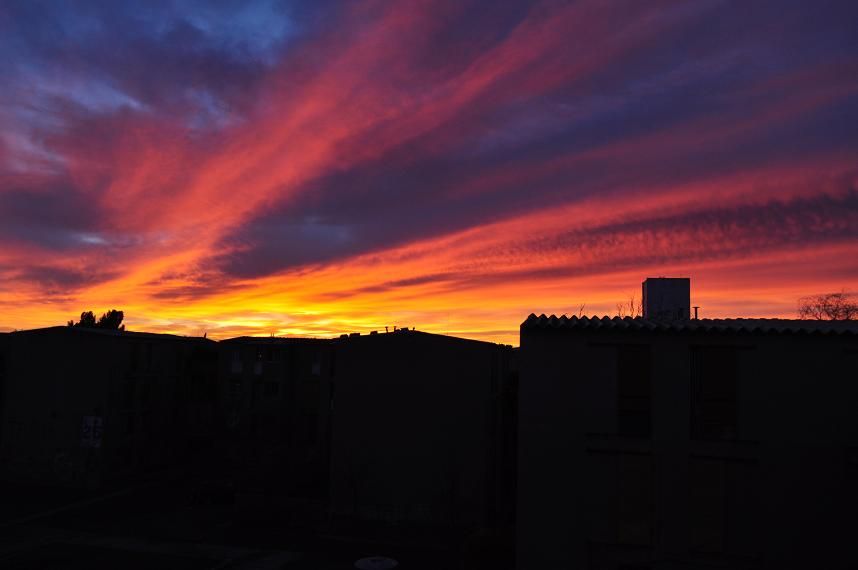 "amanecer en mi barrio" de Victor Houvardas