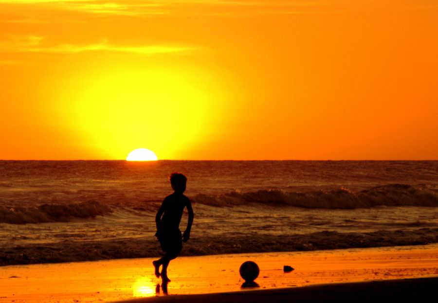 "Jugar en la playa" de Jorge Zanguitu Fernandez