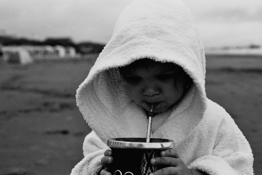 "Mateando en la playa" de Julieta Carcaca