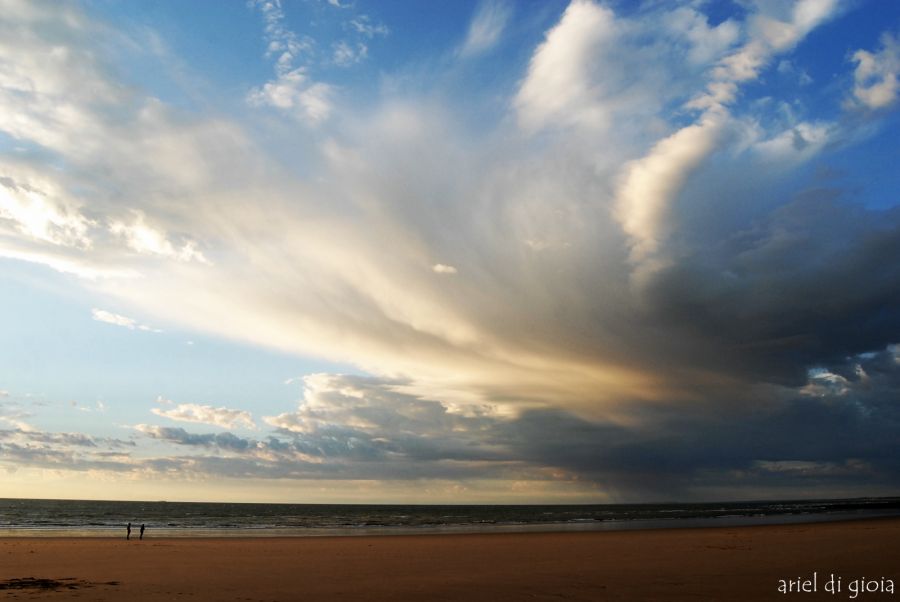 "las nubes ,la playa y....nosotros" de Ariel Di Gioia