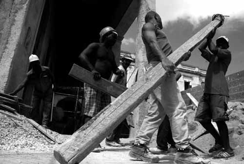 "Haciendo la cruz" de Otmaro Rodrguez Daz