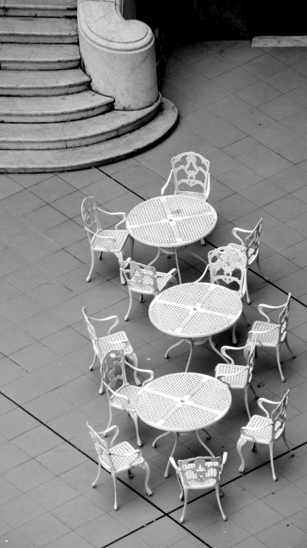 "Tres mesas" de Cecilia Serrano