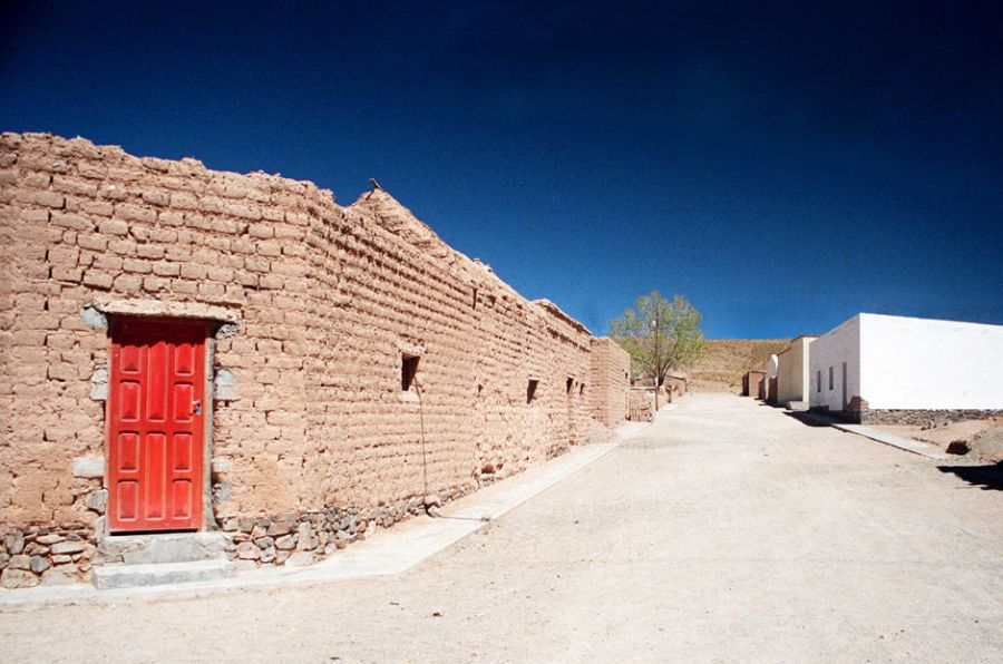 "Puerta roja en la Puna" de Alberto Jara