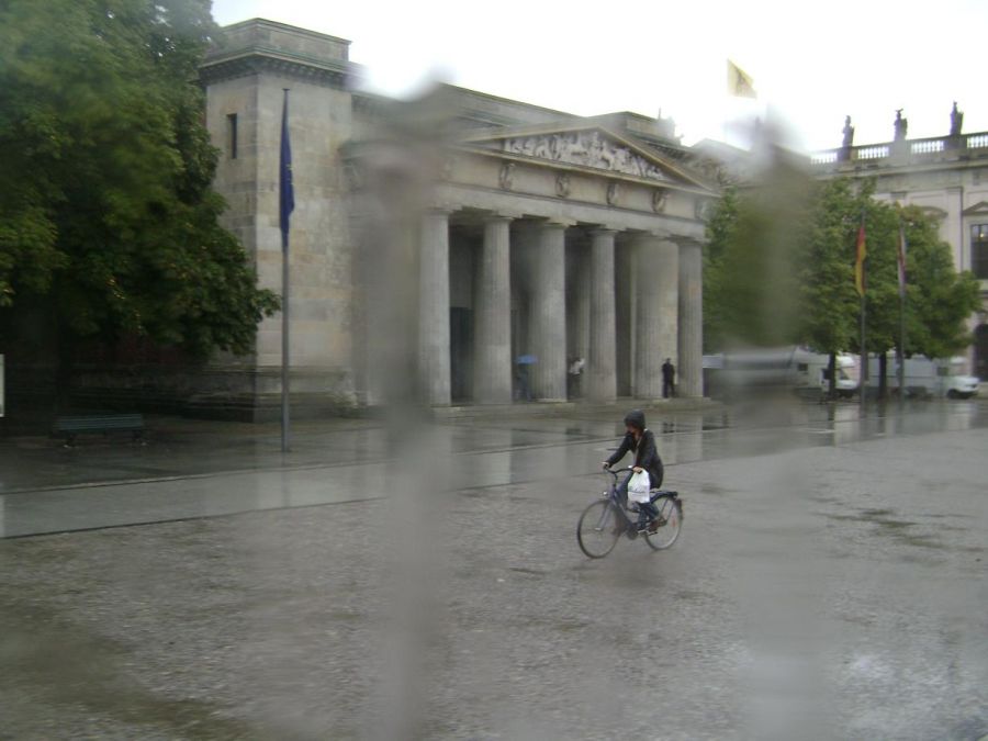 "Bicicleta bajo la lluvia" de Daniela Lescano