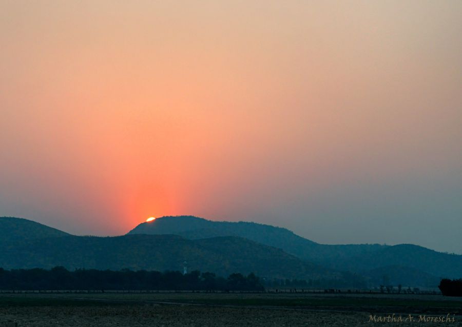 "Atardecer en la ruta" de Martha A. Moreschi