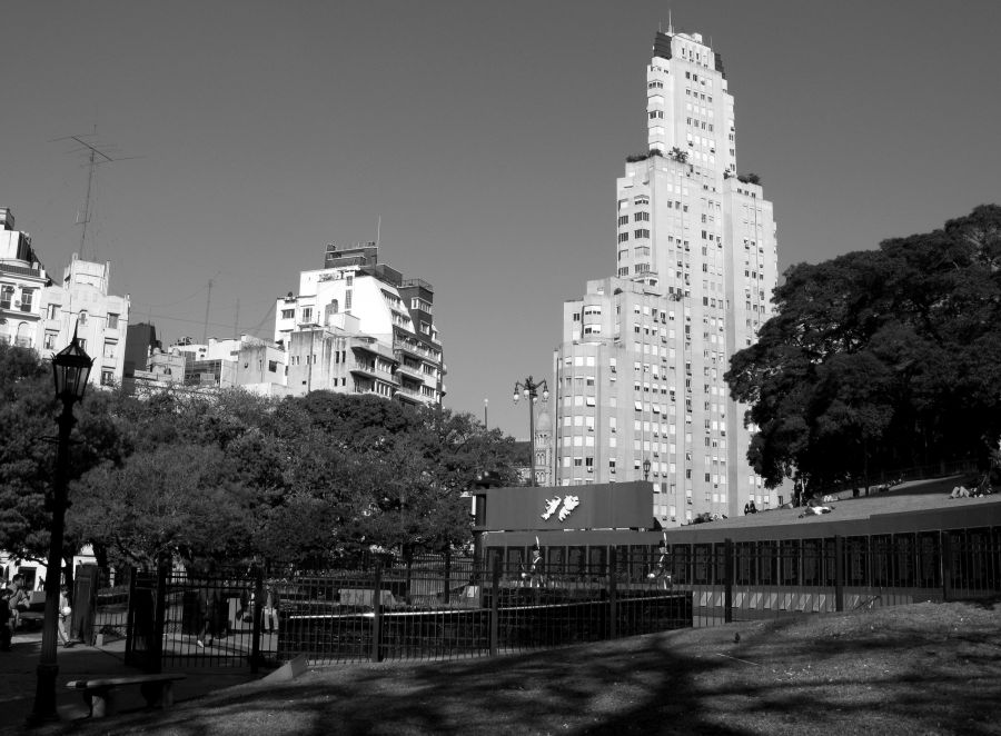 "Dos monumentos" de Jorge Zanguitu Fernandez