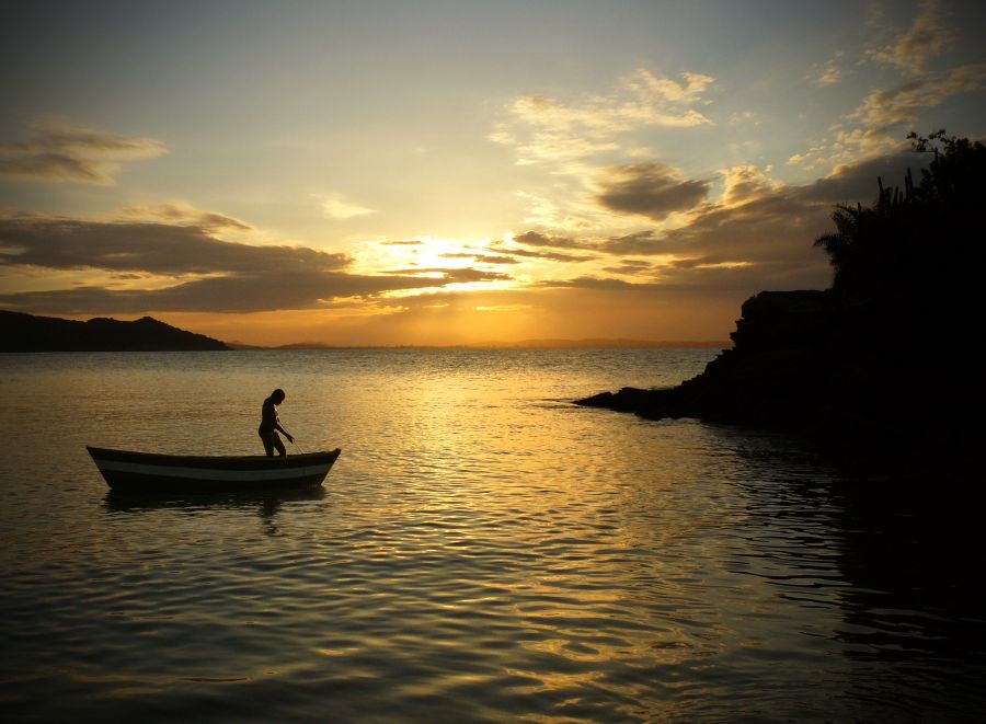 "Mujer pescando." de Marcelo Villanueva