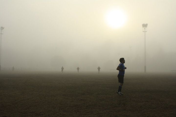 "Niebla en el campo de juego" de Laura Oliver