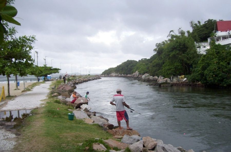 "Pesca en el ro de la playa" de Mnica S Garca