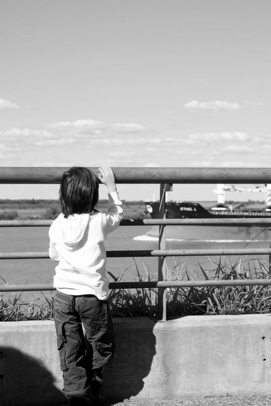 "Nio mirando al barco.." de Jorge Rafael Bernigaud