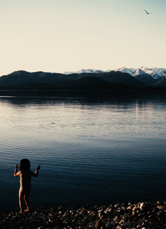 "nio frente al lago" de Veronica Gonzalez Vanek