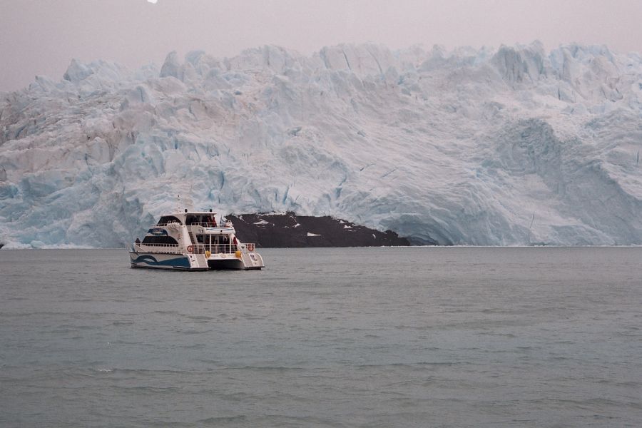 "EN LA BOCA DEL PERITO MORENO" de Jose Alberto Vicente