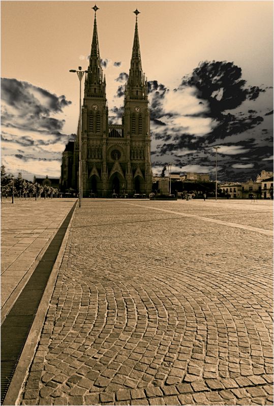 "BASILICA DE LUJAN" de Ruben Ibarrola