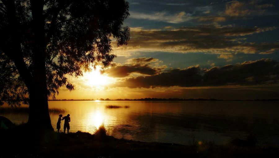 "atardeciendo en la laguna" de Noemi Gomez