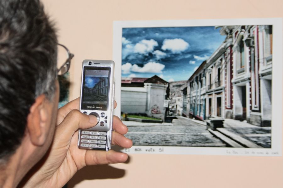 "Celuleando fotos" de Daniel Gustavo Bravo