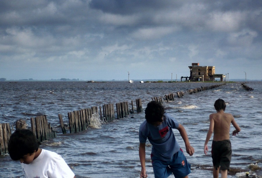 "Juegos en la laguna" de Claudio H. Fibla