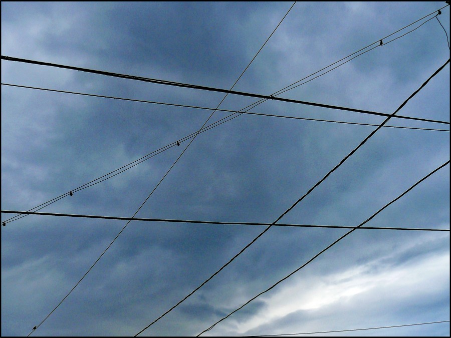 "El cielo con los cables cruzados!" de Nora Lilian Iturbide ( Noral )