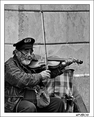 "El violinista en ......la acera" de Pedro Bavasso