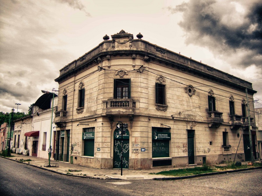 "Casa vieja en Tolosa" de Daniel De Bona