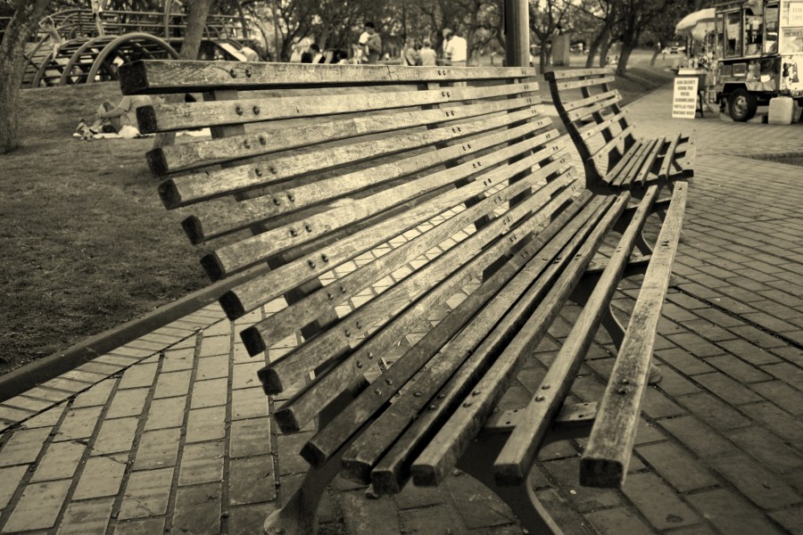 "Bancos de la plaza.." de Jorge Rafael Bernigaud