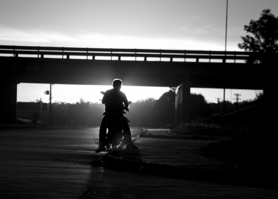 "Caminos cruzados ByN" de Ricardo Alfredo Borthwick