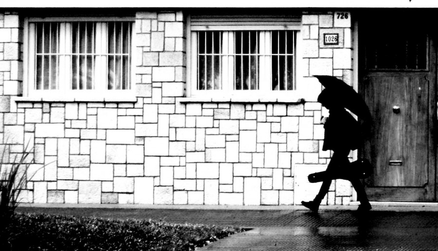 "tocando bajo la lluvia" de Enrique Emilio Enrique