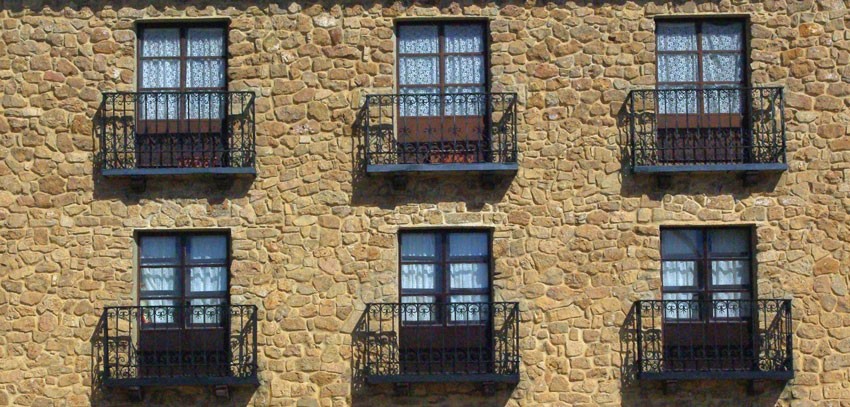"Seis balcones y ninguna flor." de Felipe Martnez Prez