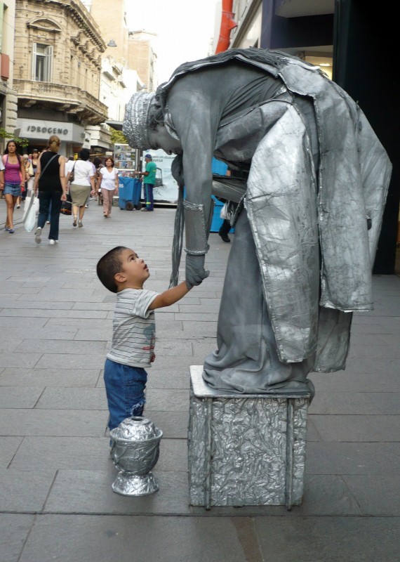 "Saludo de estatua" de Claudio H. Fibla