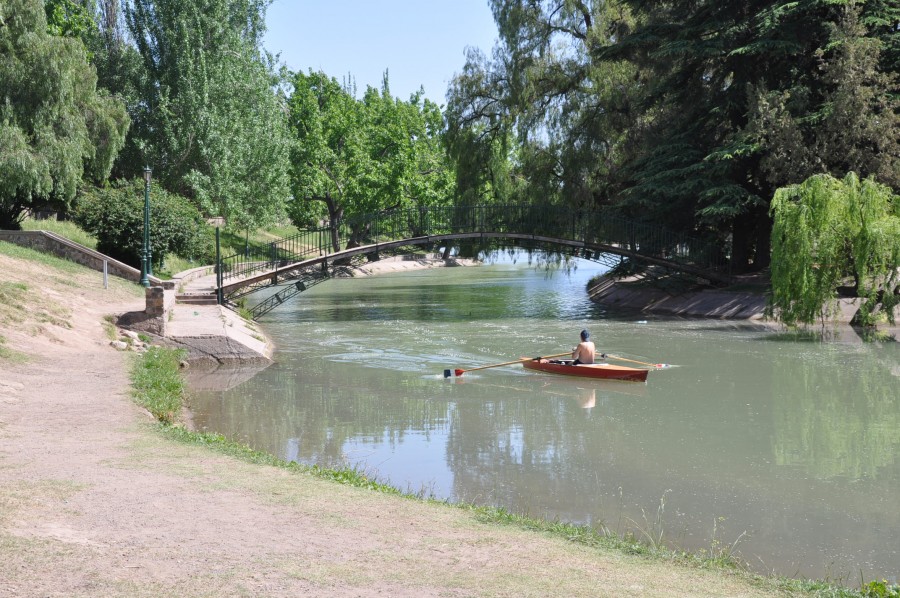 "`navegando el lago del parque gral.San Martin`" de Jose Alberto Vicente