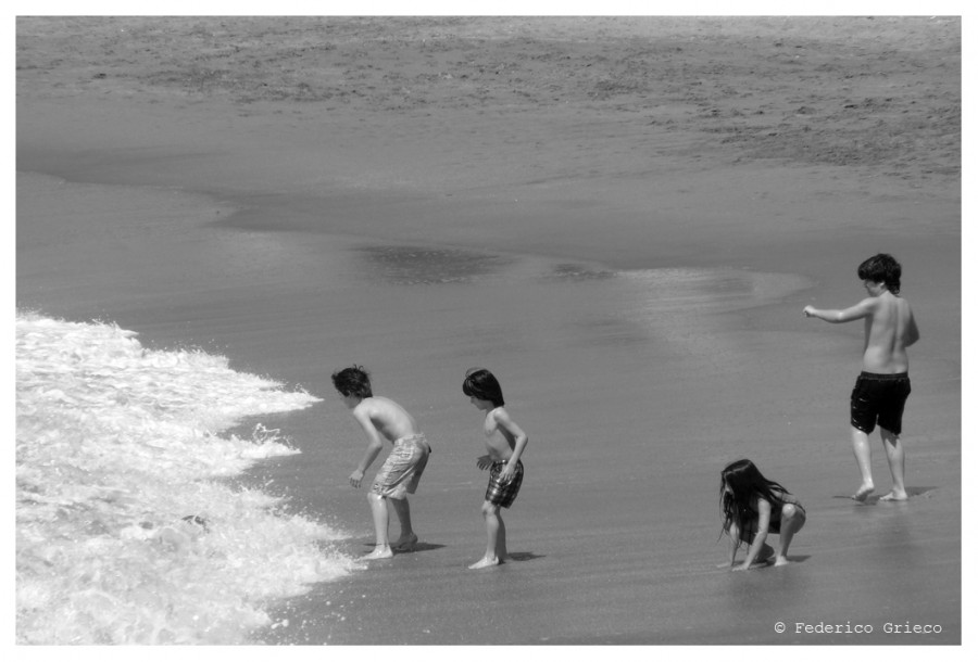 "Jugando en la playa." de Federico Grieco