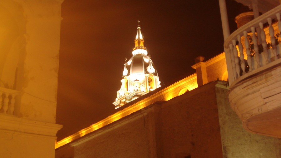 "Y DIOS ILUMINO LA CATEDRAL DE CARTAGENA DE IONDIAS" de Alberto Rodolfo Dillon