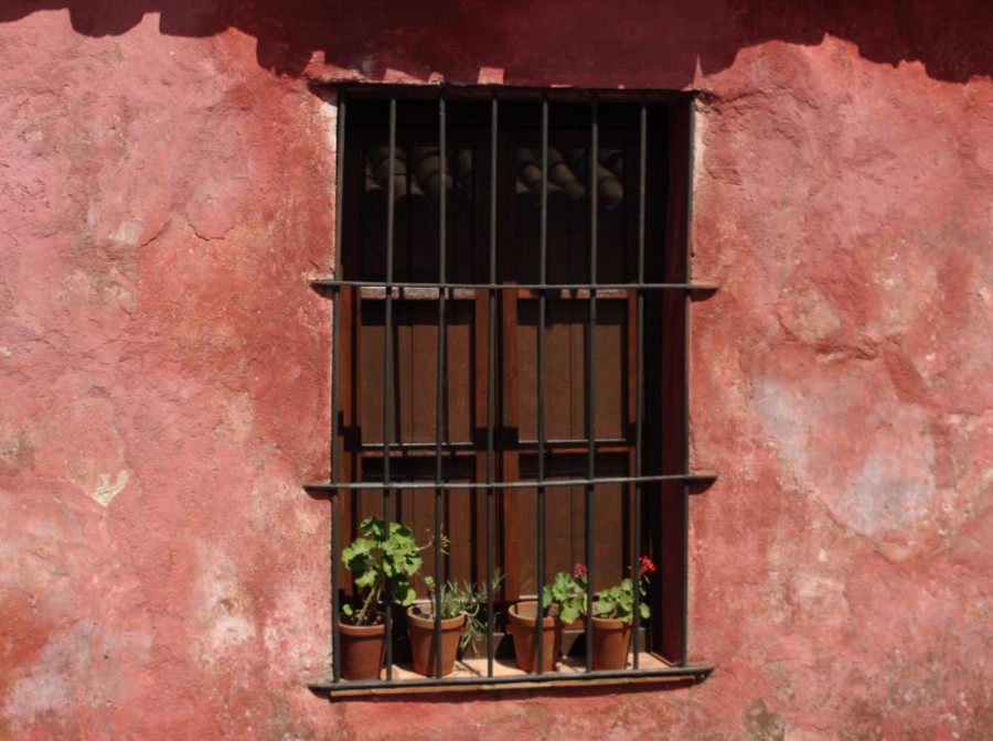 "Ventana colonial 2" de Ricardo Luis Zedler