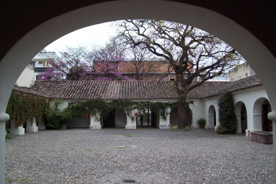 "el patio del cabildo" de Clara Wiskitski