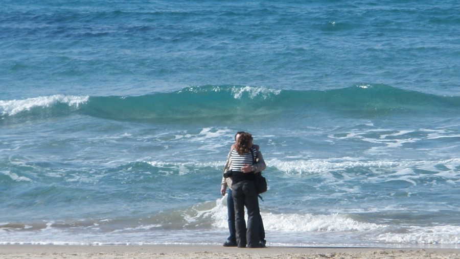 "amor frente a las olas...." de Tzvi Katz