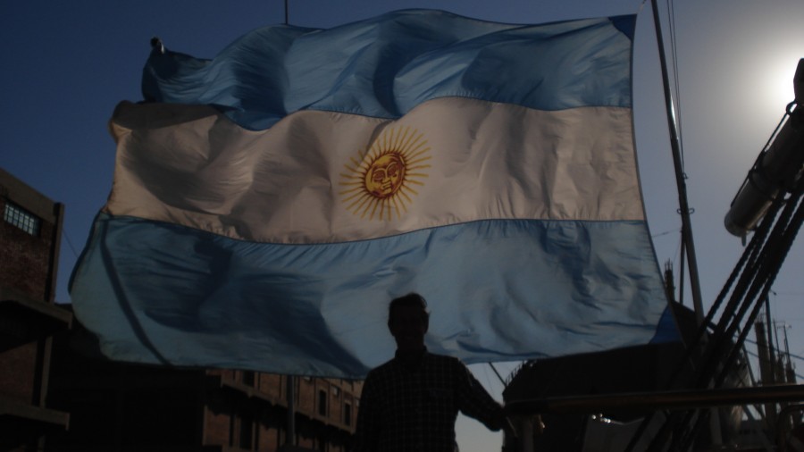 "Seguis Ondeando Hermosa y Orgullosa" de Alberto Rodolfo Dillon