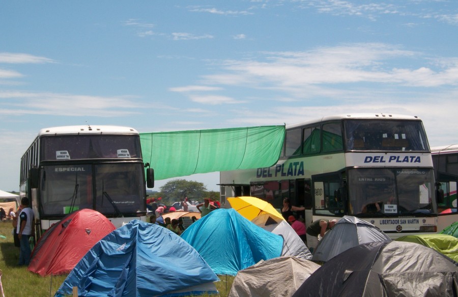 "campamento." de Flavio Zanetti