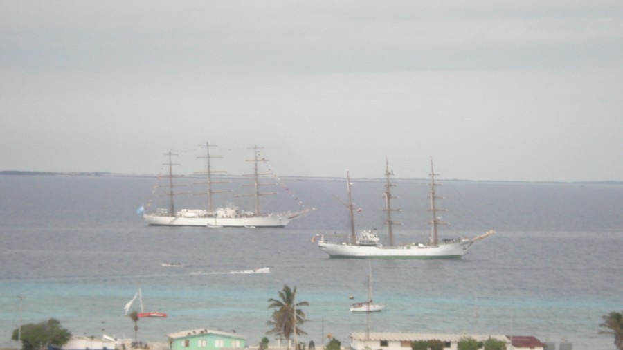 "Fgtas Libertad y S. Bolivar Fondeadas en Los Roque" de Alberto Rodolfo Dillon