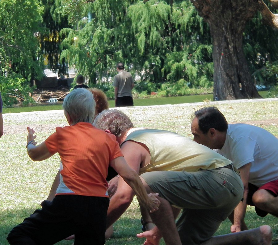 "adultos jugando en el parque" de Rosie Kolacek