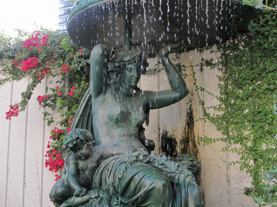 "estatua agua y flores" de Clara Wiskitski