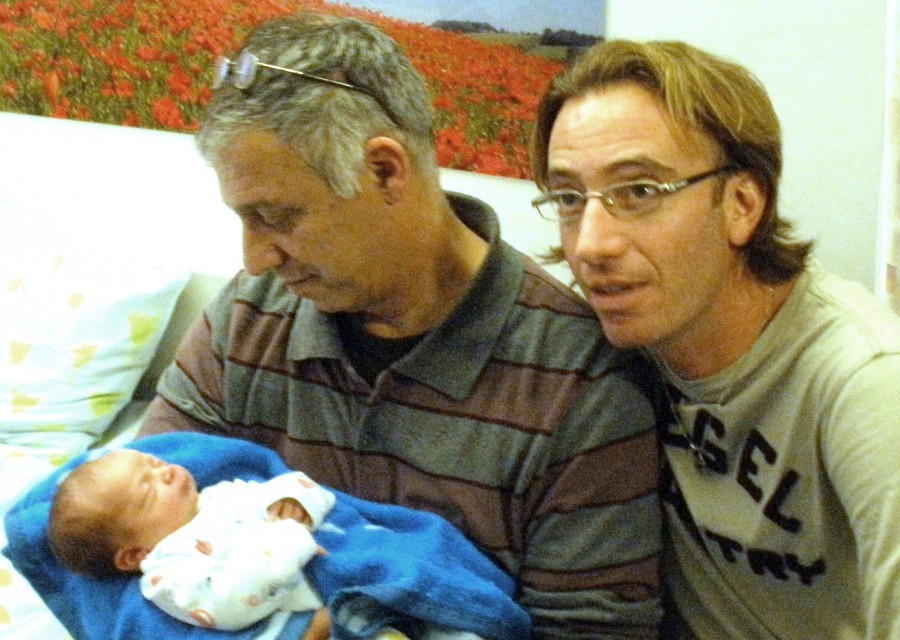 "flamante abuelo,nuevo padre,y bebe recien llegado" de Tzvi Katz