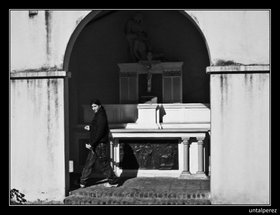 "Caminando por el altar" de Daniel Prez Kchmeister