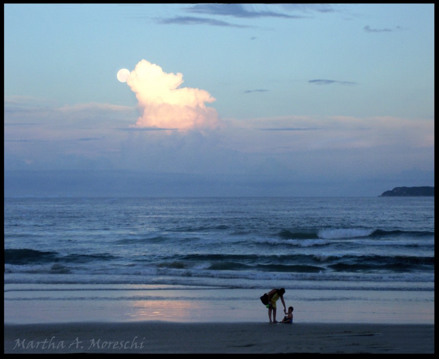 "Vamos... la luna se quiere baar." de Martha A. Moreschi