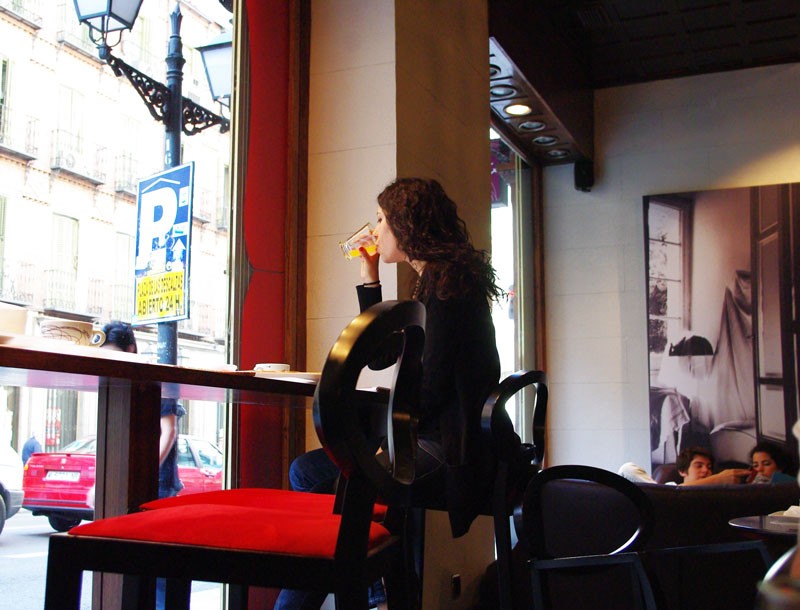 "Guapa desayunando." de Felipe Martnez Prez