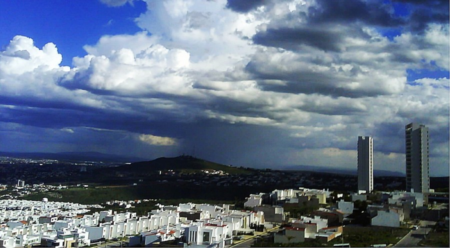 "Una Tormenta a lo Lejos" de Gustavo Rodriguez Mena