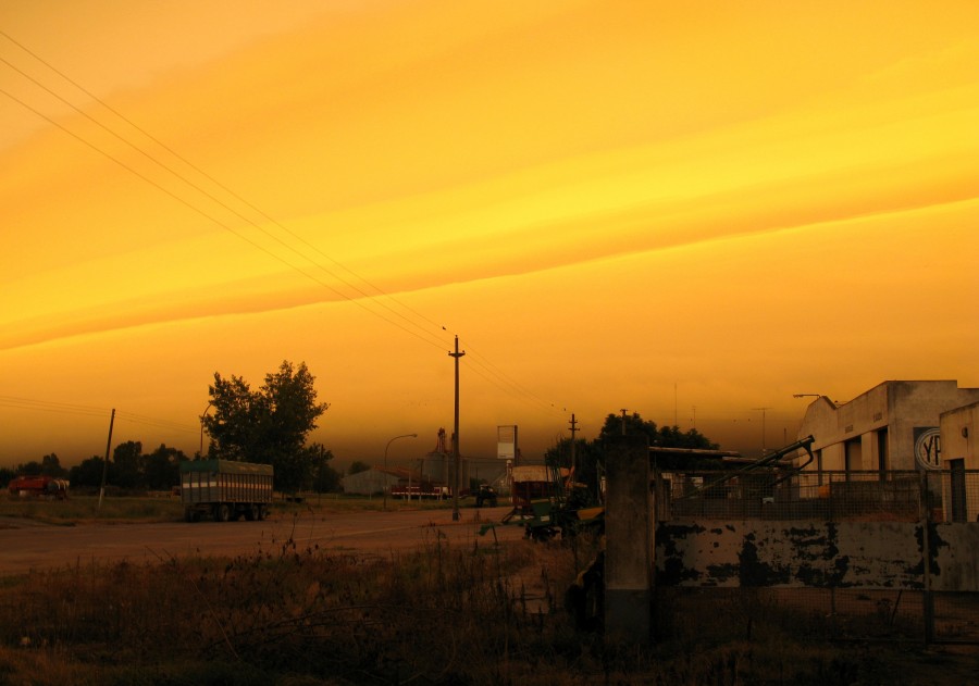 "Amanecer con tormenta" de Jorge Zanguitu Fernandez