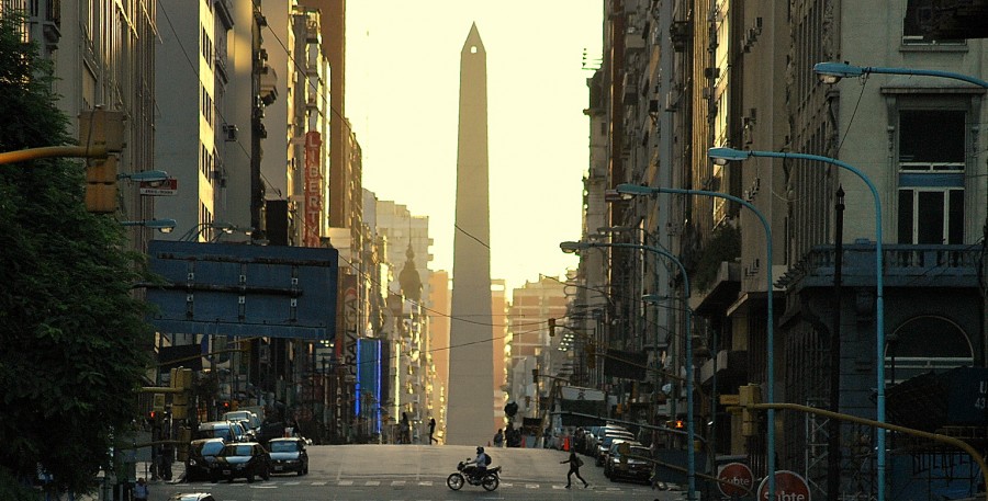 "Con El Obelisco En La Cabeza" de Alejandro Guillan