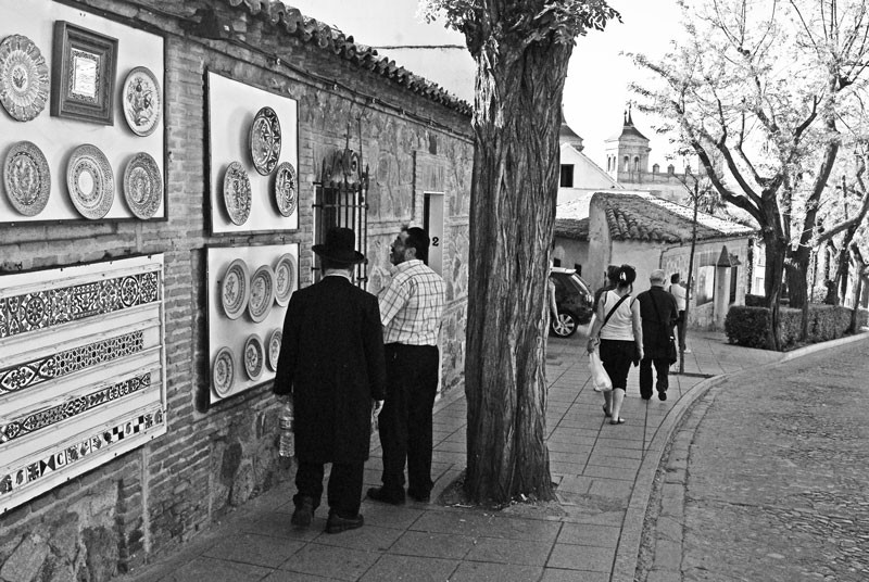 "En Toledo buscndose a si mismo." de Felipe Martnez Prez