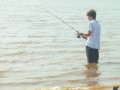 a orillas del rio pescando