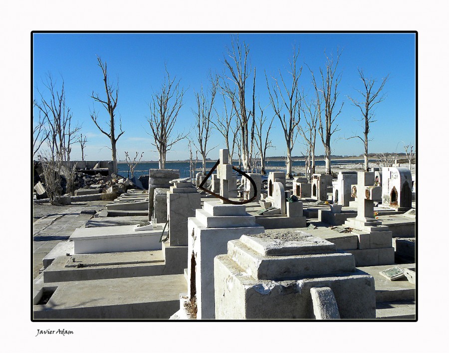 "cementerio de Carhue" de Javier Adam